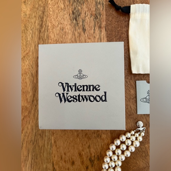 COPY - Vivienne Westwood Three Row Bas Relief Pearl Choker - Picture 15 of 15